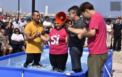 Pane e Pomodoro, al grido di ho detto s� a Ges� va in scena il battesimo in vasca